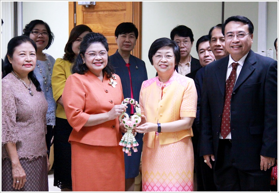﻿คณะผู้บริหารกรมบังคับคดีร่วมอวยพรปีใหม่อธิบดีกรมบังคับคดี
